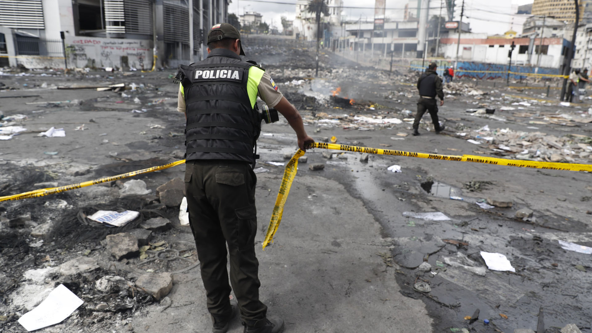 Quito amanece devastada por protestas contra ajustes económicos - policias-acordonan-este-domingo-las-calles-aledanas-a-la-sede-de-la-contraloria-que-fue-tomada-y-atacada-ayer-por-manifestantes-en-quito