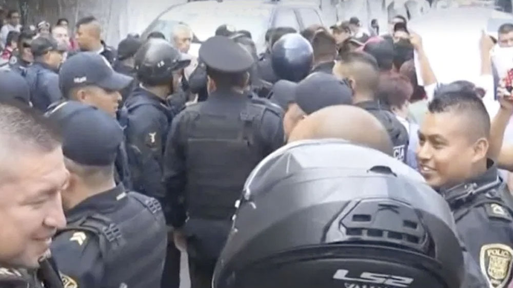 Ambulantes agreden a policías federales en San Cosme