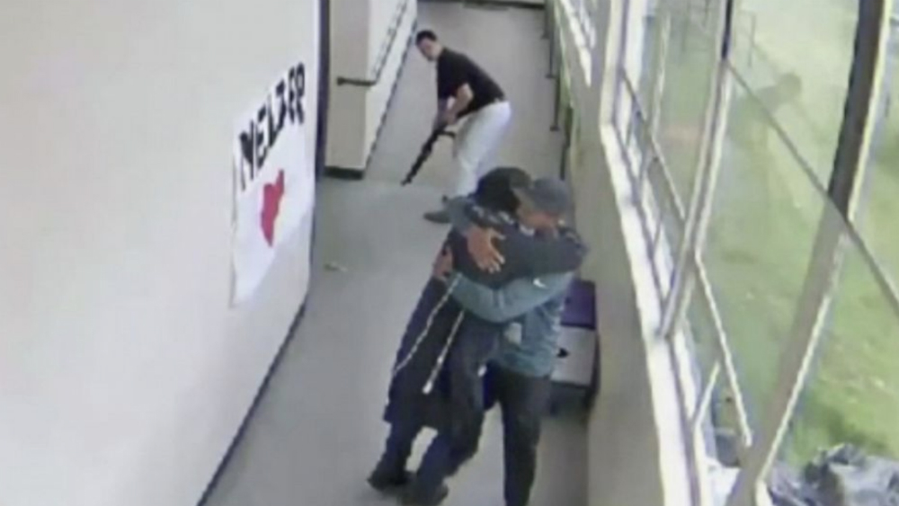 #Video Entrenador desarma a estudiante y lo abraza