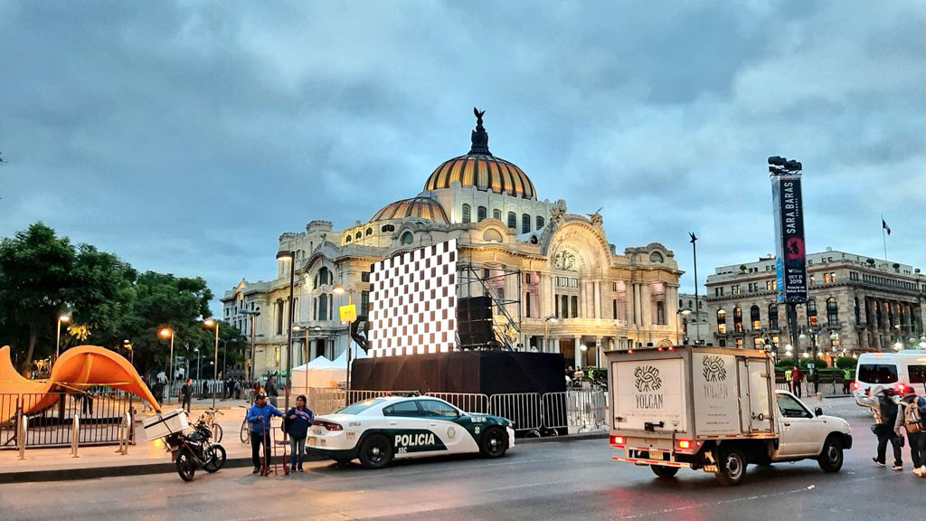 Seguidores de José José abarrotan Bellas Artes en espera del homenaje - preparativos-en-el-palacio-de-bellas-artes-por-homenaje-a-jose-jose