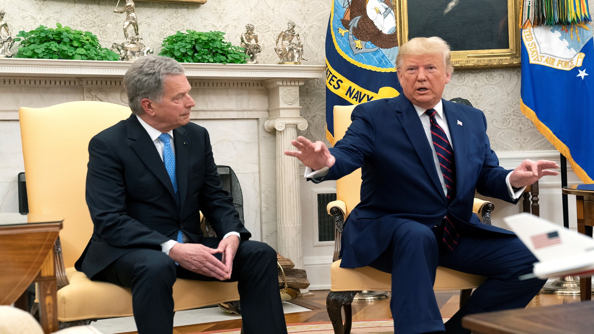 #Video Presidente de Finlandia pide a Trump que no lo toque - presidente-de-finalndia-y-de-eeuu