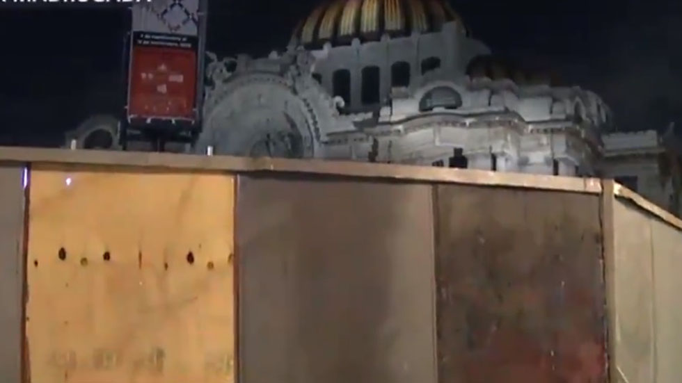 Blindan edificios y comercios en CDMX por marcha del 2 de octubre