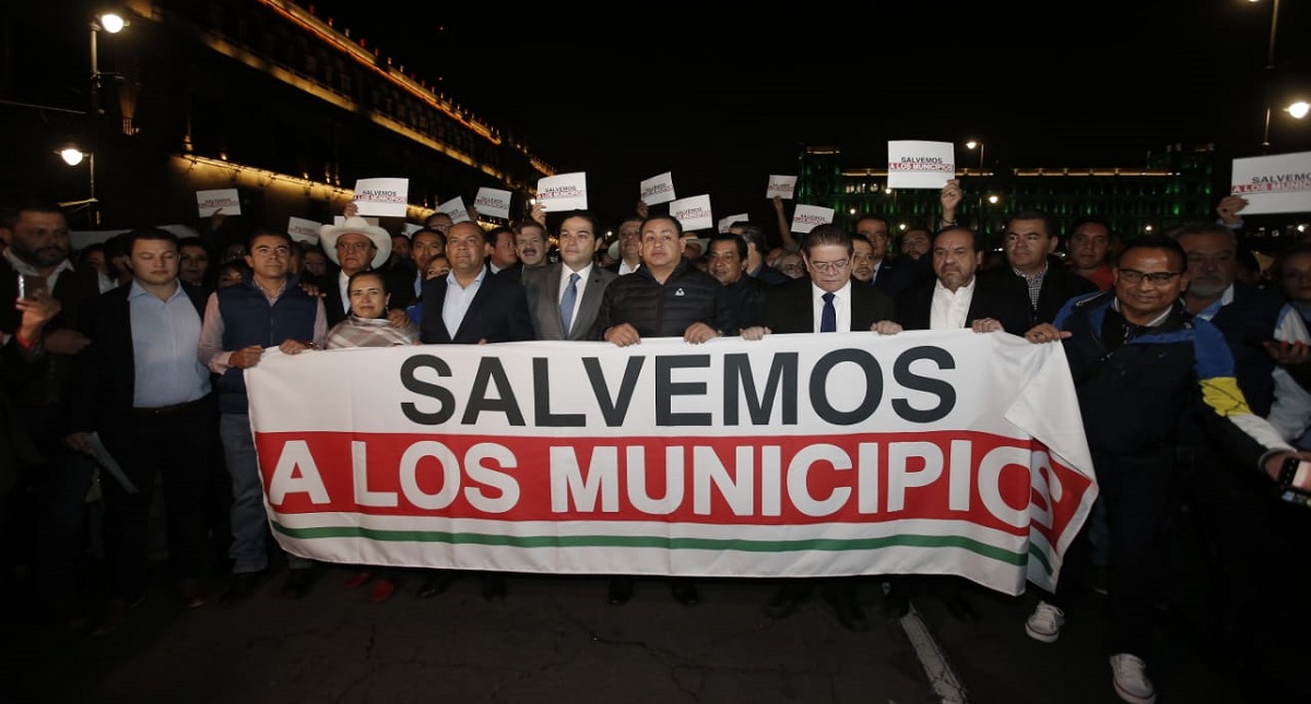 Más de 100 alcaldes protestan afuera de Palacio Nacional