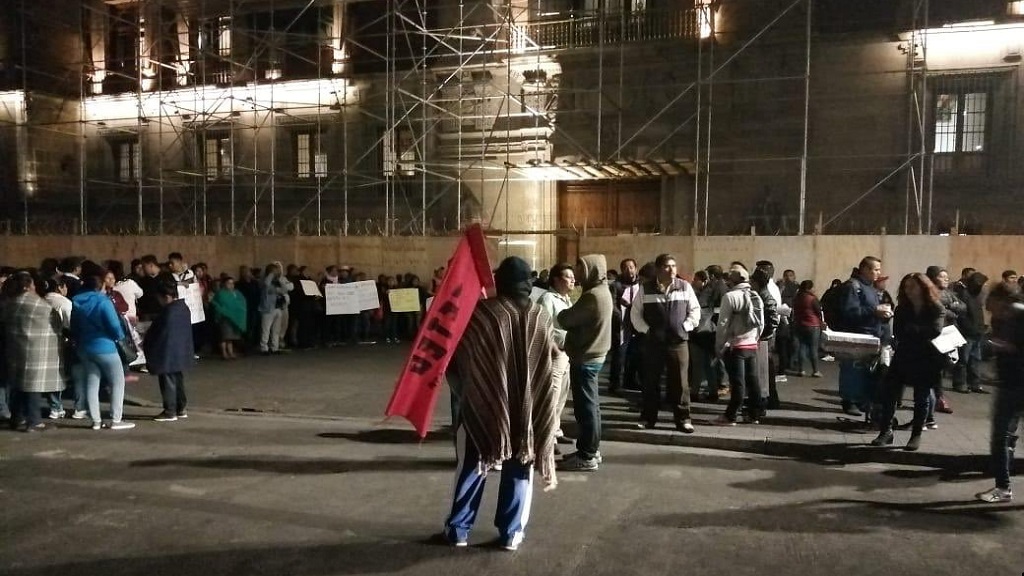 Profesores y médicos protestan afuera de Palacio Nacional