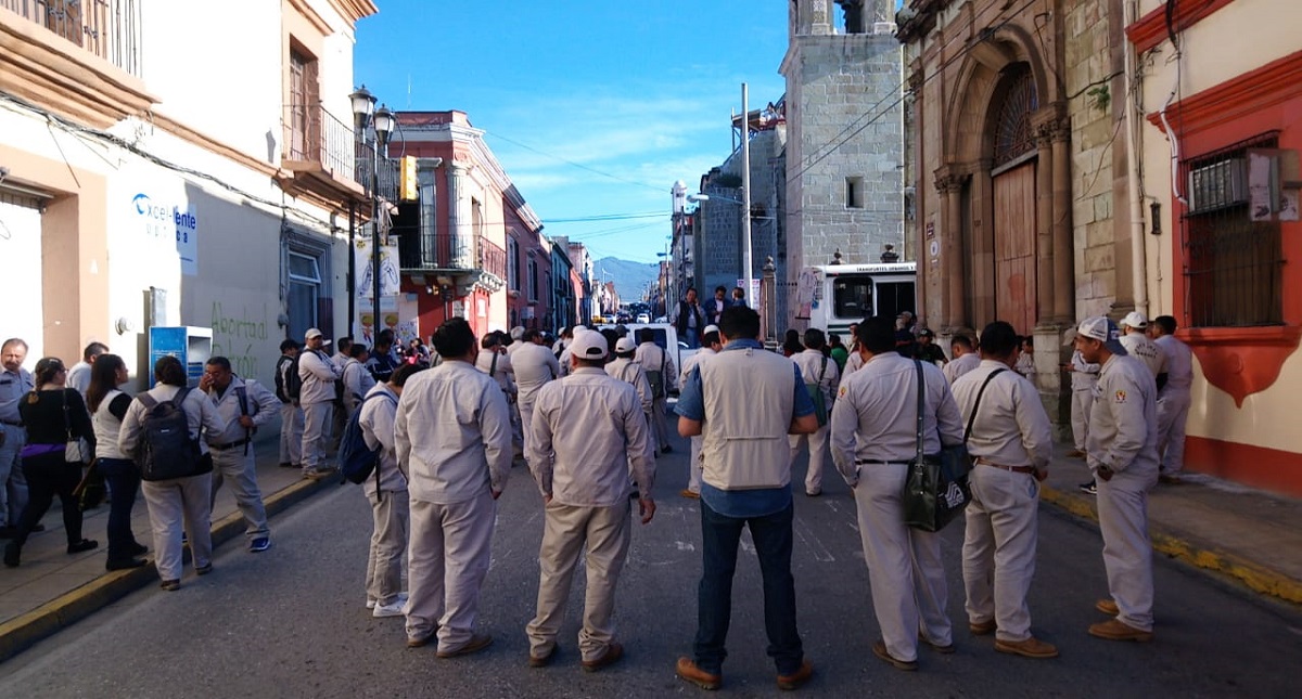 Trabajadores de Salud Oaxaca protestan por equipo contra el dengue