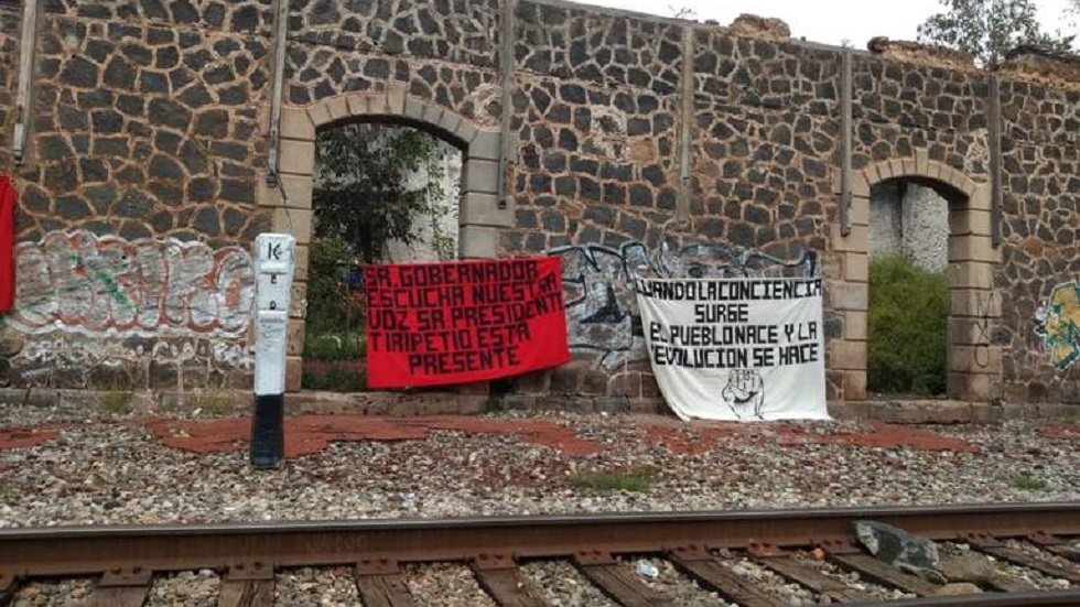 Normalistas liberan vías del tren en Michoacán - protesta-de-normalistas-en-vias-del-tren-de-michoacan