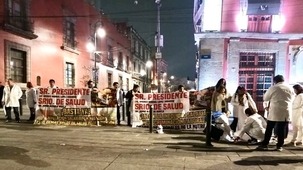 Profesores y médicos protestan afuera de Palacio Nacional - protesta-de-nutriologos