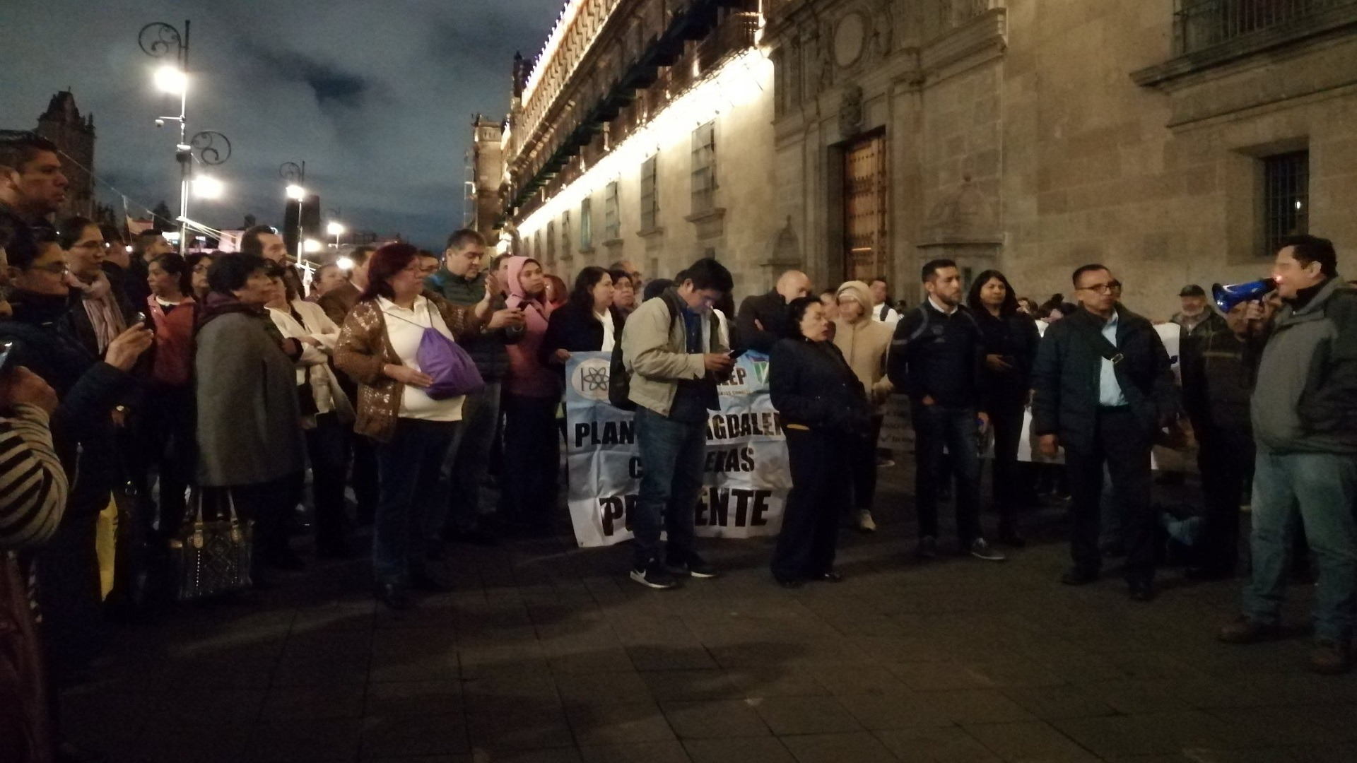 Profesores del Conalep protestan afuera de Palacio Nacional
