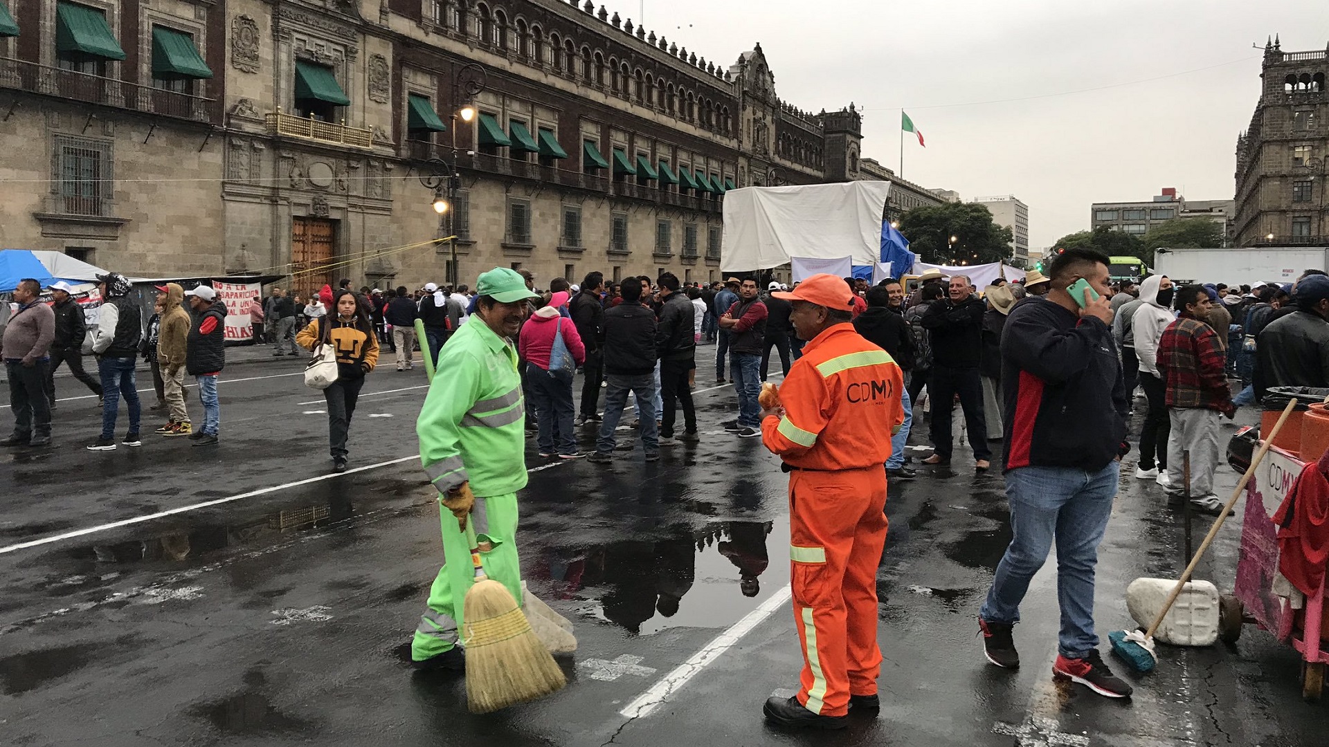 Recicladores protestan afuera de Palacio Nacional