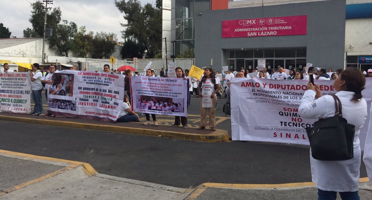Protestan químicos frente a Cámara de Diputados