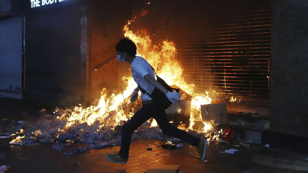 Hong Kong paralizado por protestas violentas antigubernamentales