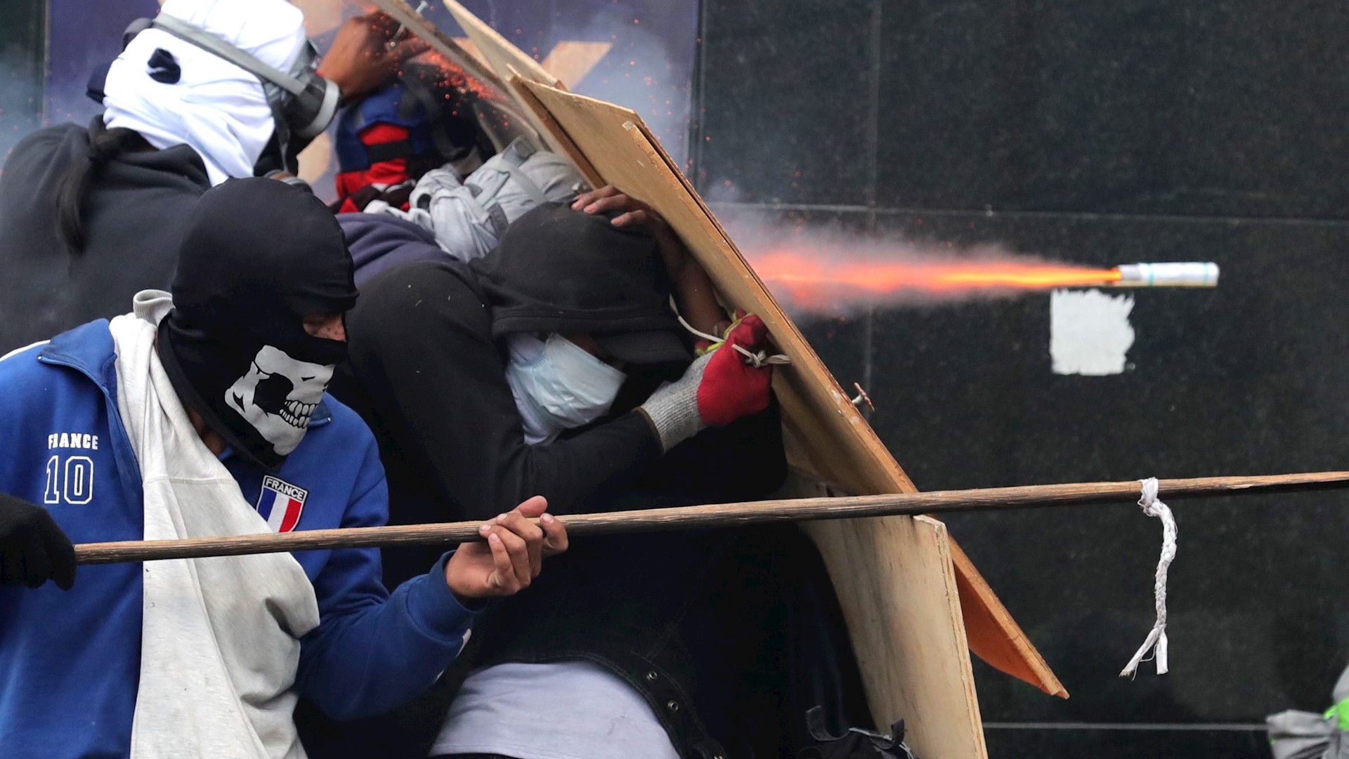 Con gases lacrimógenos, policía dispersa manifestación de indígenas en Quito