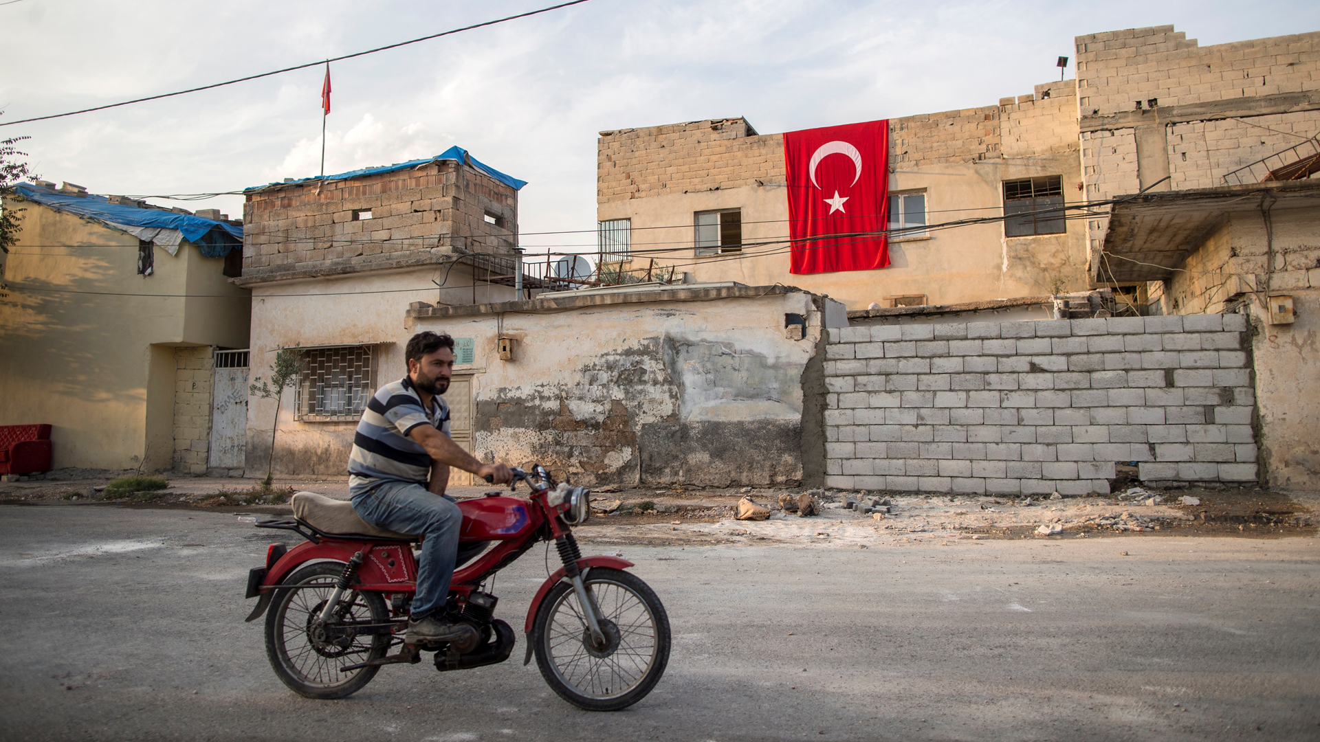 Rebeldes proturcos atacan Ras al Ain con apoyo de tanques