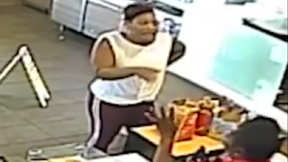 #Video Gerente de McDonald’s golpea con licuadora a cliente