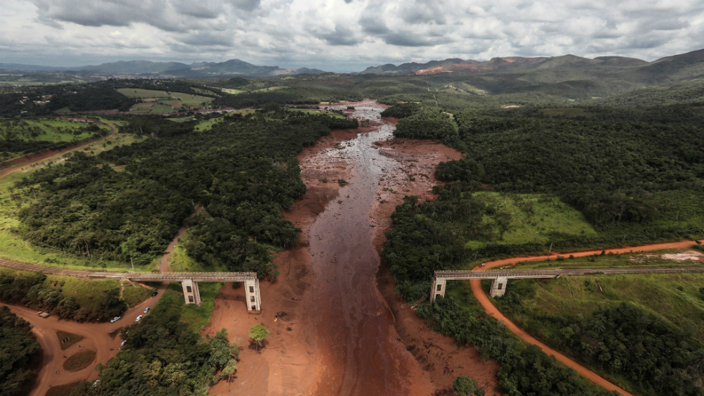 Rotura de represa minera deja aislado a un pueblo en Brasil