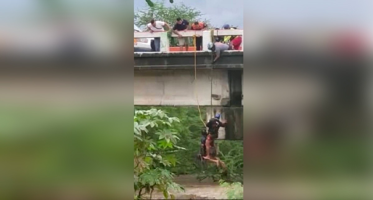 #Video Rescatan a hombre atrapado por el paso de Narda en Puerto Vallarta