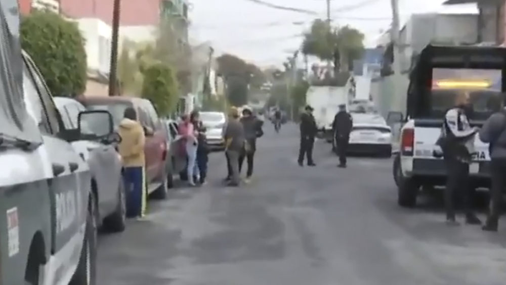 Retienen a policías en Iztapalapa tras agresión a vecina