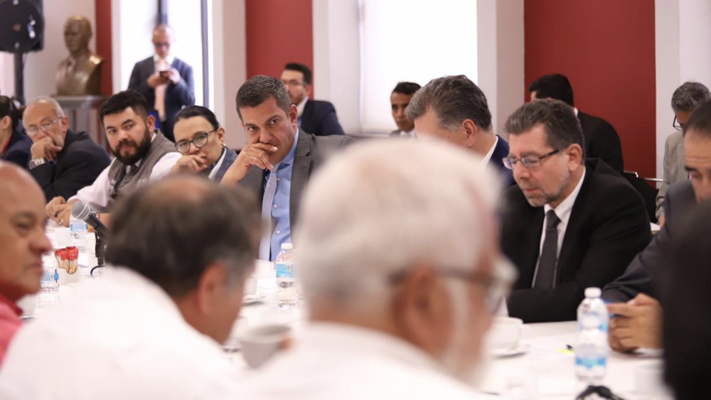 Segob y taxistas inconformes dialogan en siete temas