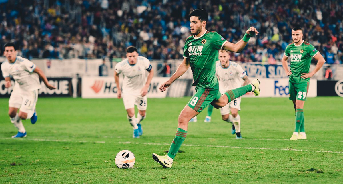 Raúl Jiménez marca el gol del triunfo del Wolverhampton en Europa League