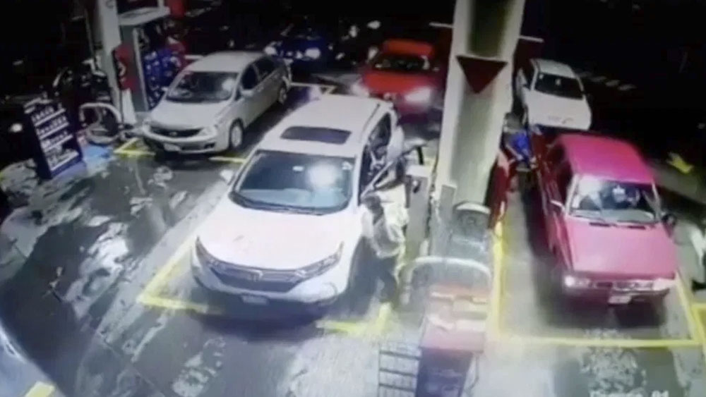 #Video Roban camioneta a mujer en gasolinera