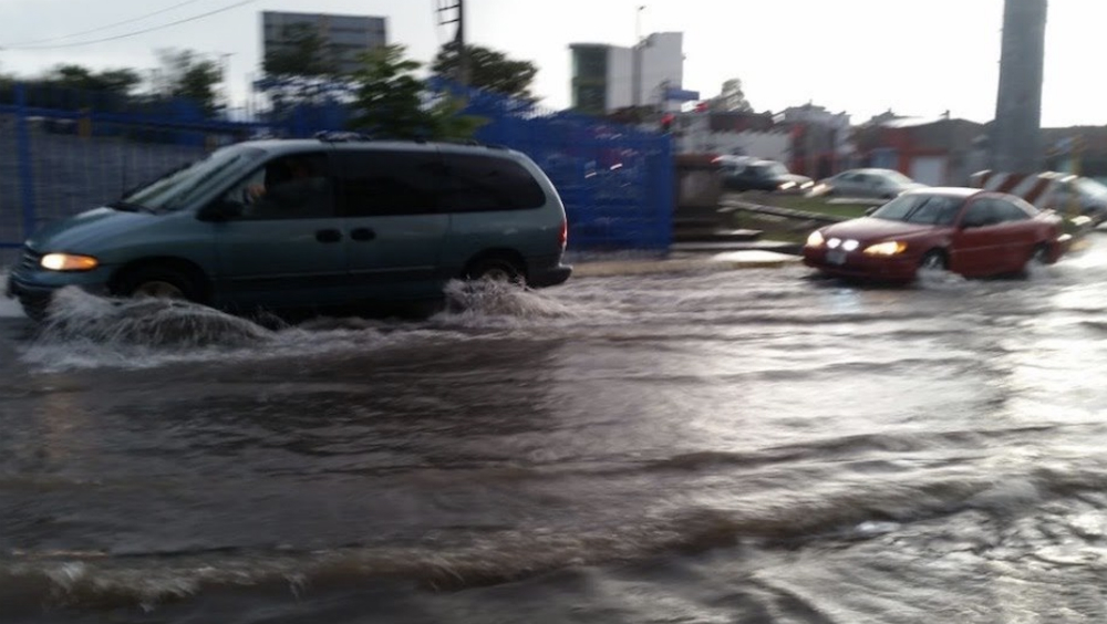 Lluvia provoca severos encharcamientos en San Juan del Río