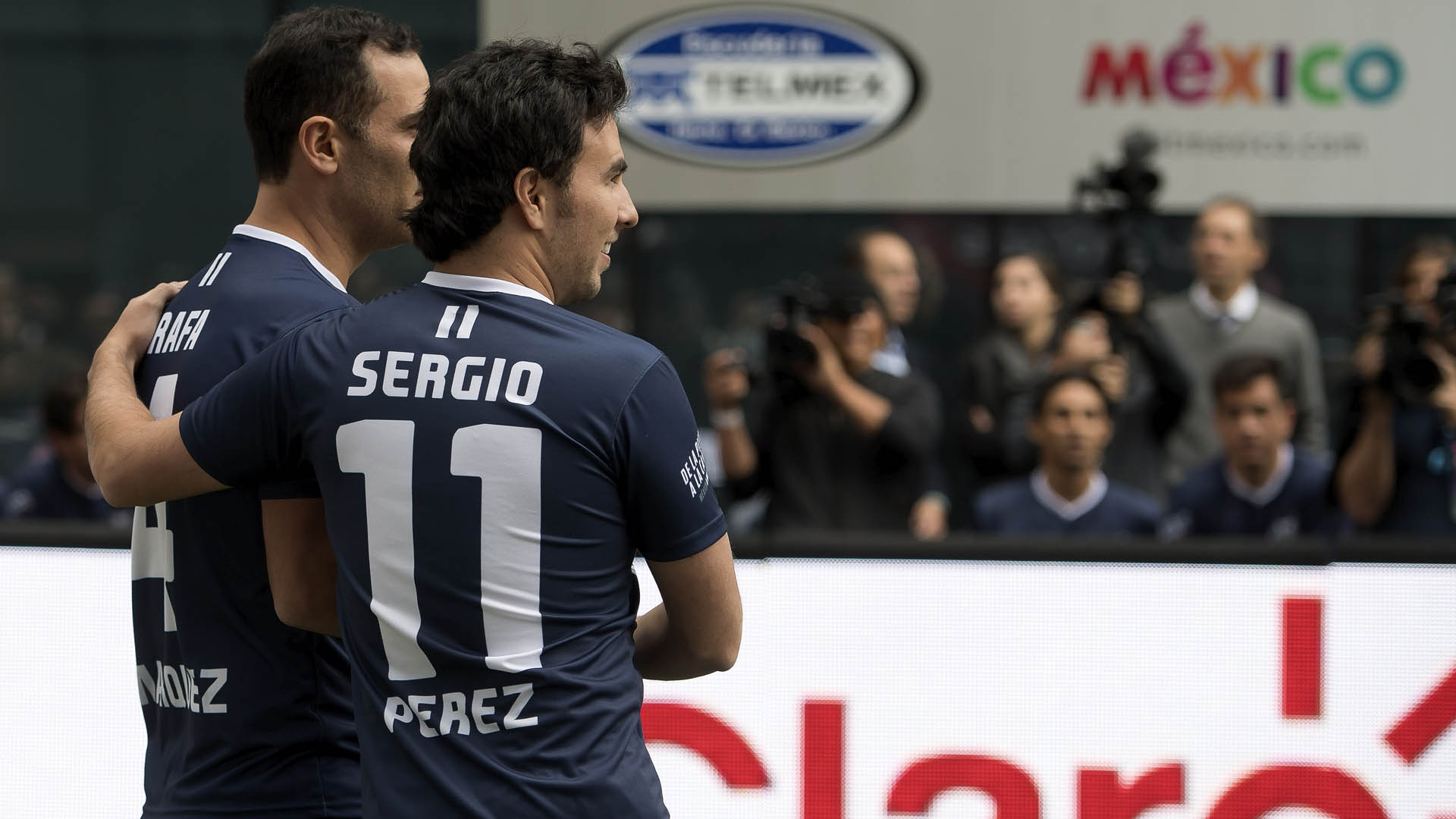 'Checo' Pérez luce dotes futbolísticos previo al Gran Premio de México - sergio-perez-partido-furbol-2