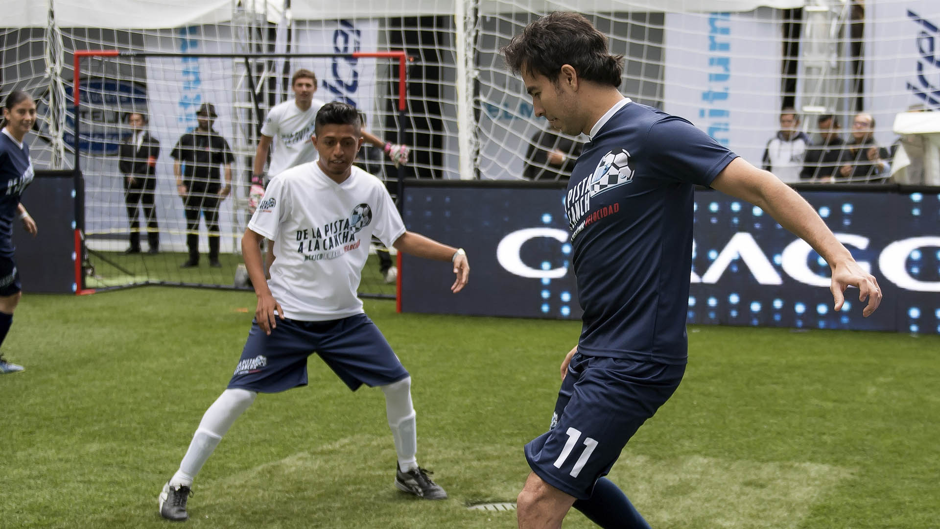 'Checo' Pérez luce dotes futbolísticos previo al Gran Premio de México - sergio-perez-partido-furbol-3