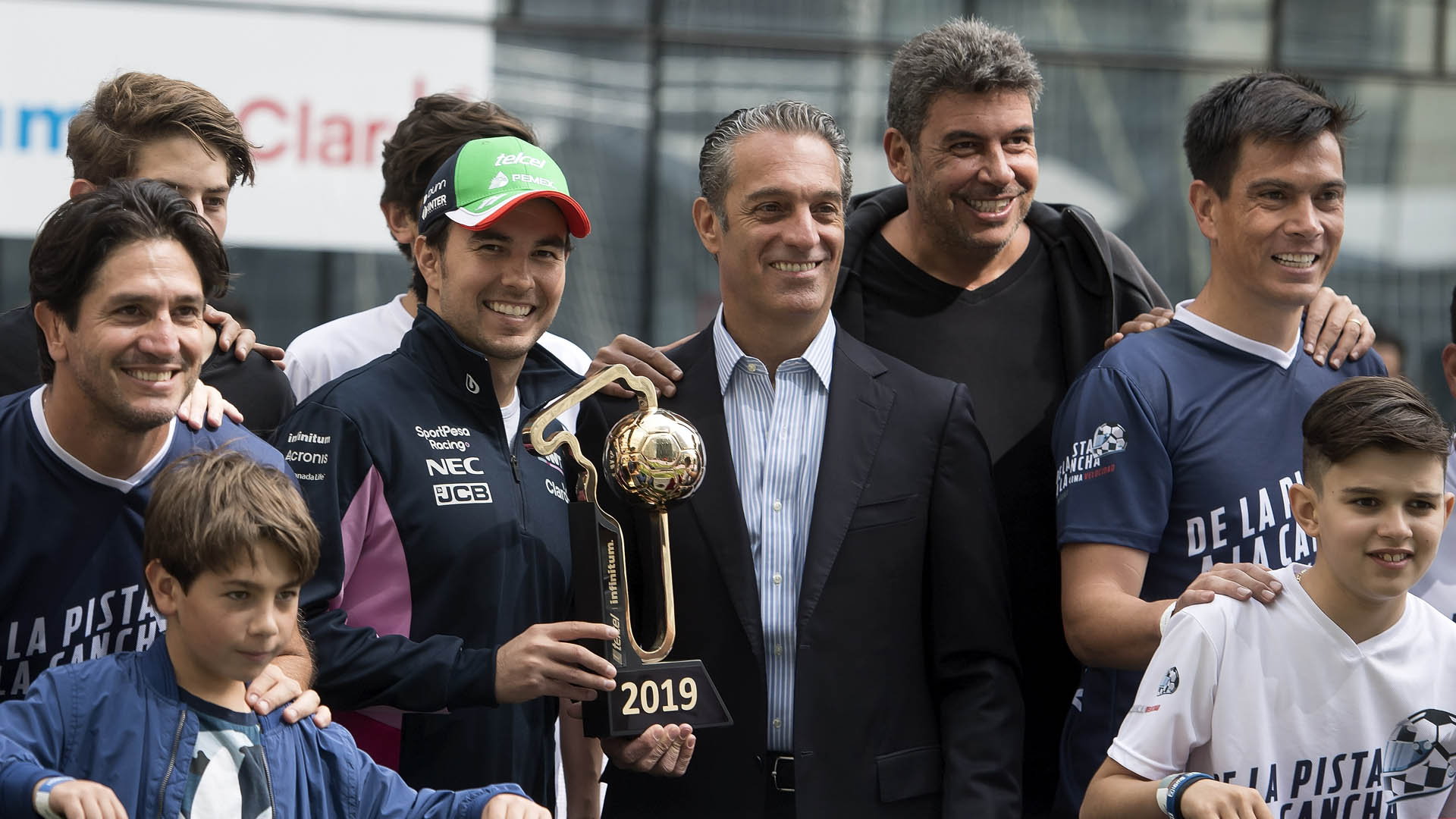 ‘Checo’ Pérez luce dotes futbolísticos previo al Gran Premio de México ‘Checo’ Pérez luce dotes futbolísticos previo al Gran Premio de México