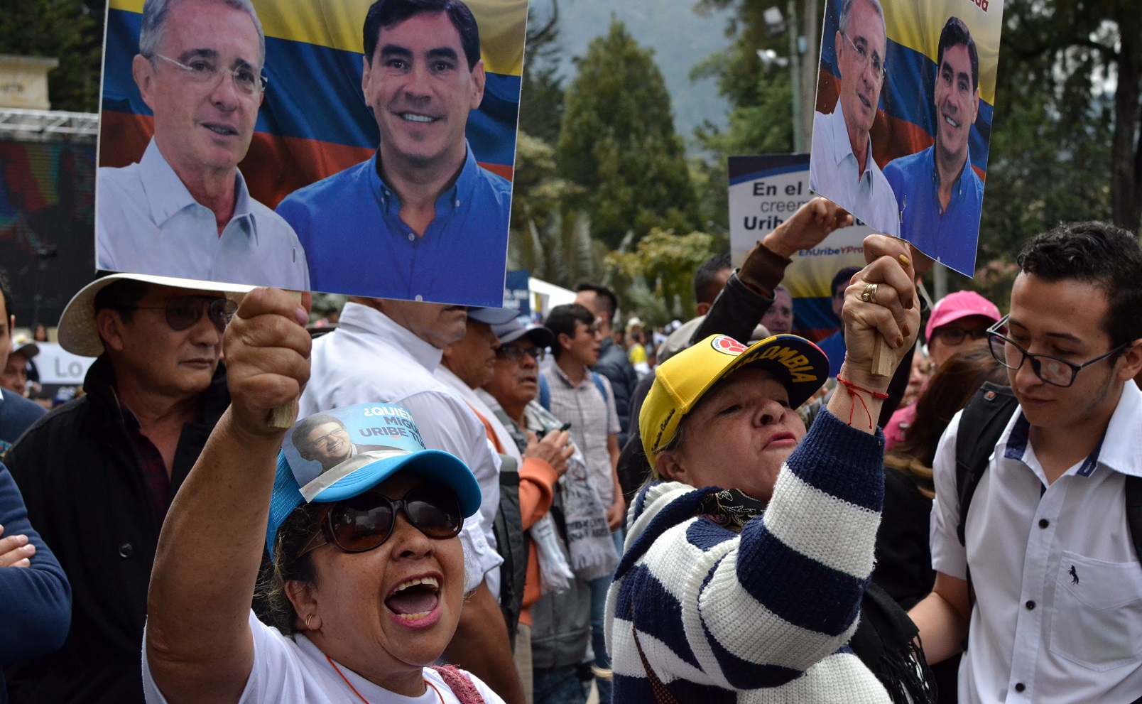 Expresidente colombiano ingresa a la corte por presunto fraude y soborno - simpatizantes-de-uribe