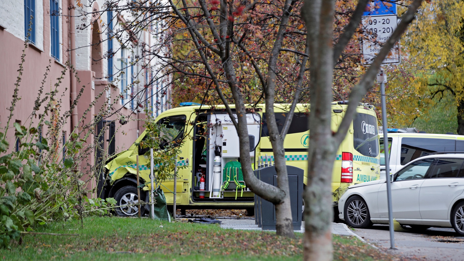 Sujeto roba ambulancia y atropella a varias personas en Noruega - sitio-donde-detuvieron-la-ambulancia-en-noruega