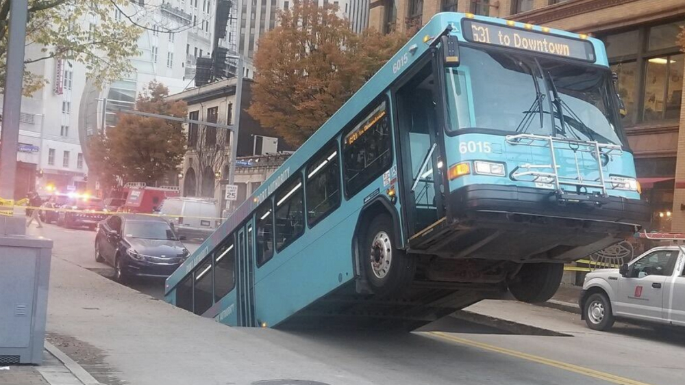 Autobús cae a socavón en Pittsburgh