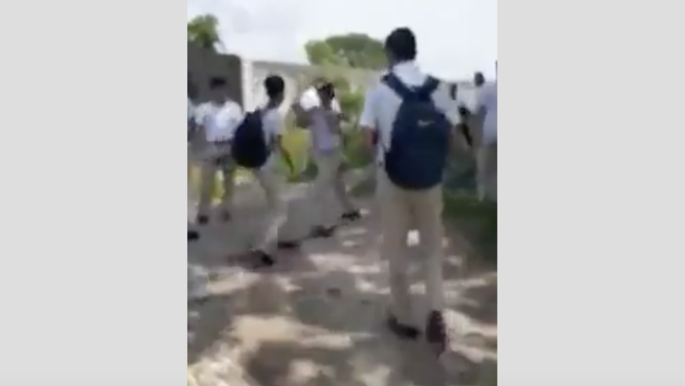 #Video Alumno de preparatoria en Tabasco noquea de un puñetazo a compañero