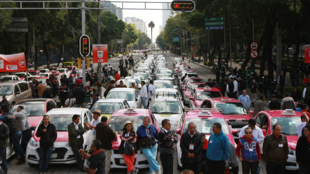La mayoría de taxistas no están organizados; inconformes pertenecen a grupos, afirma Andrés Lajous