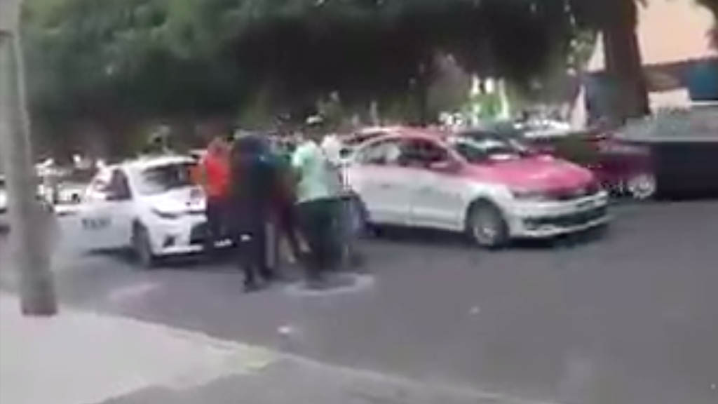 #Video Taxistas golpean a repartidores de comida en la Ciudad de México