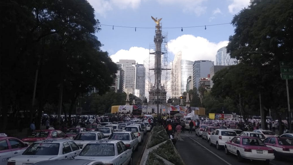 Taxistas alistan caravana en el Ángel de la Independencia