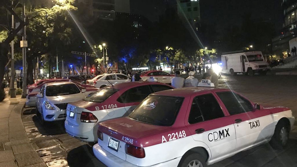 Taxistas ya afectan Paseo de la Reforma; comienzan a reunirse en Ángel de la Independencia