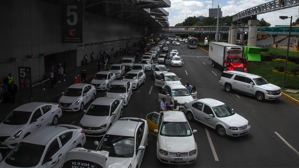Taxistas comienzan a liberar vialidades en la Ciudad de México