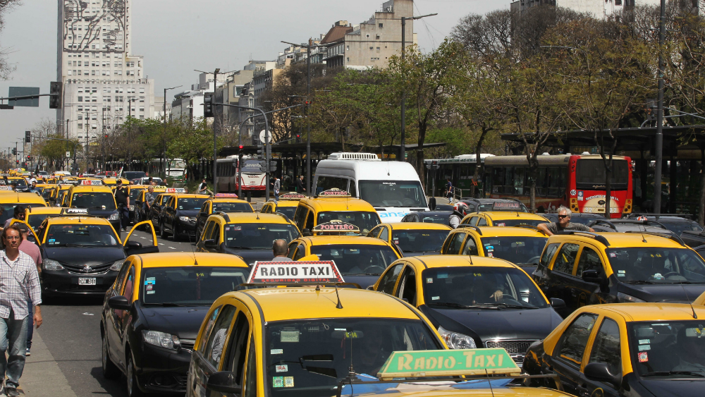 Taxistas cortan centro de Buenos Aires en rechazo de Uber y Cabify Taxistas cortan centro de Buenos Aires en rechazo de Uber y Cabify