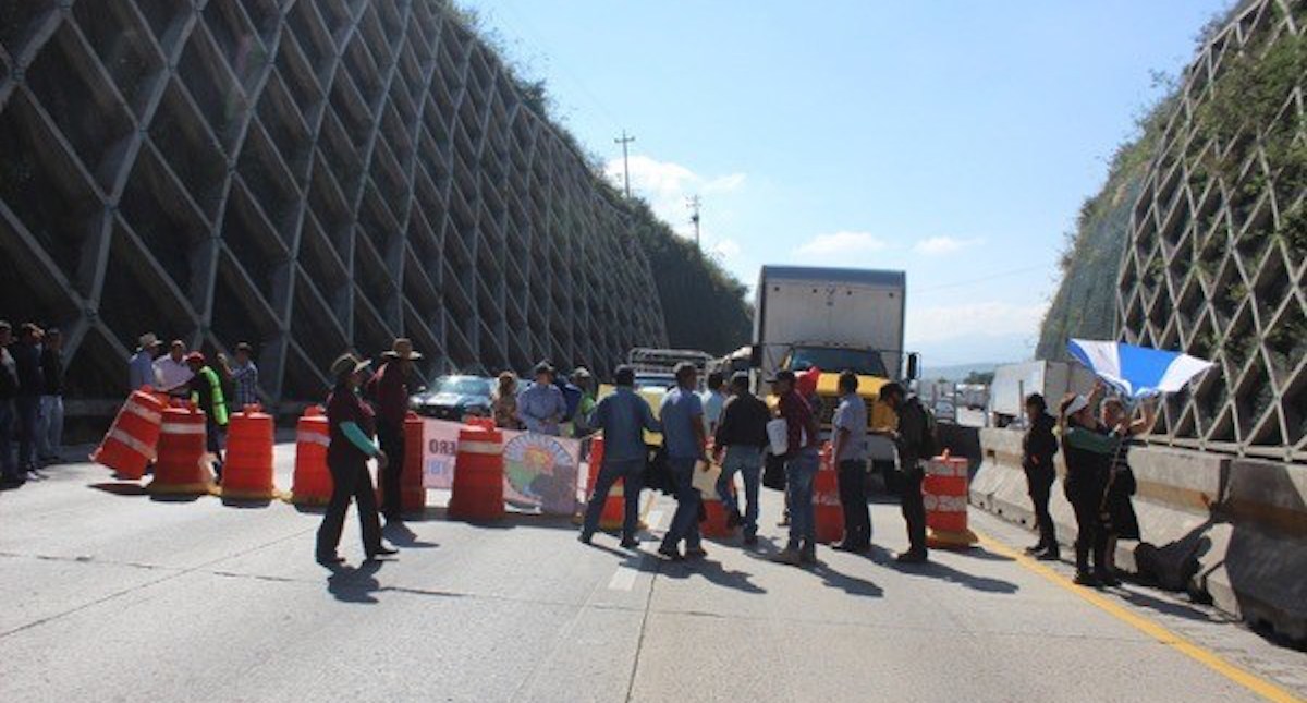 Tras cuatro horas de bloqueo, liberan manifestantes la México-Querétaro