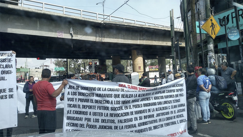Manifestantes bloquean Tláhuac; piden revocación de Clara Brugada
