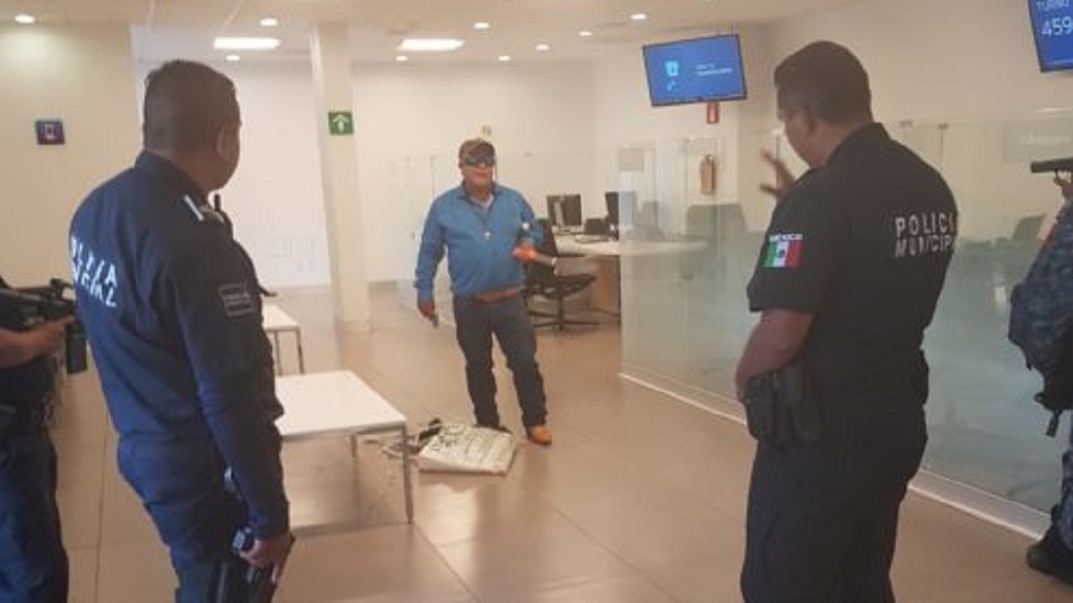 Abaten a hombre que tomó rehenes en banco de Pachuca