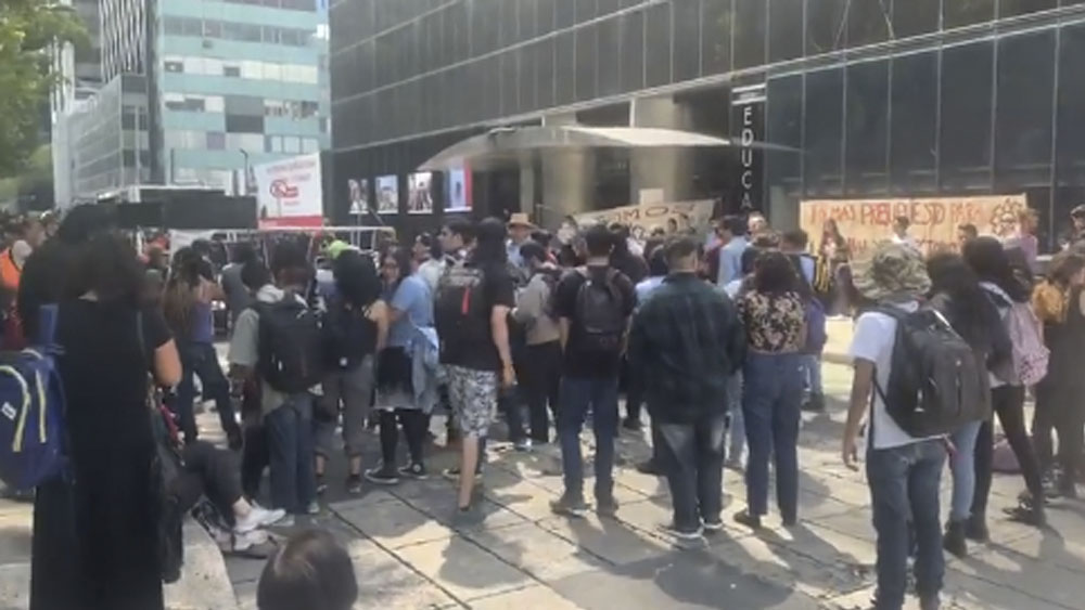 Estudiantes de la ENAH realizan toma simbólica de Secretaría de Cultura