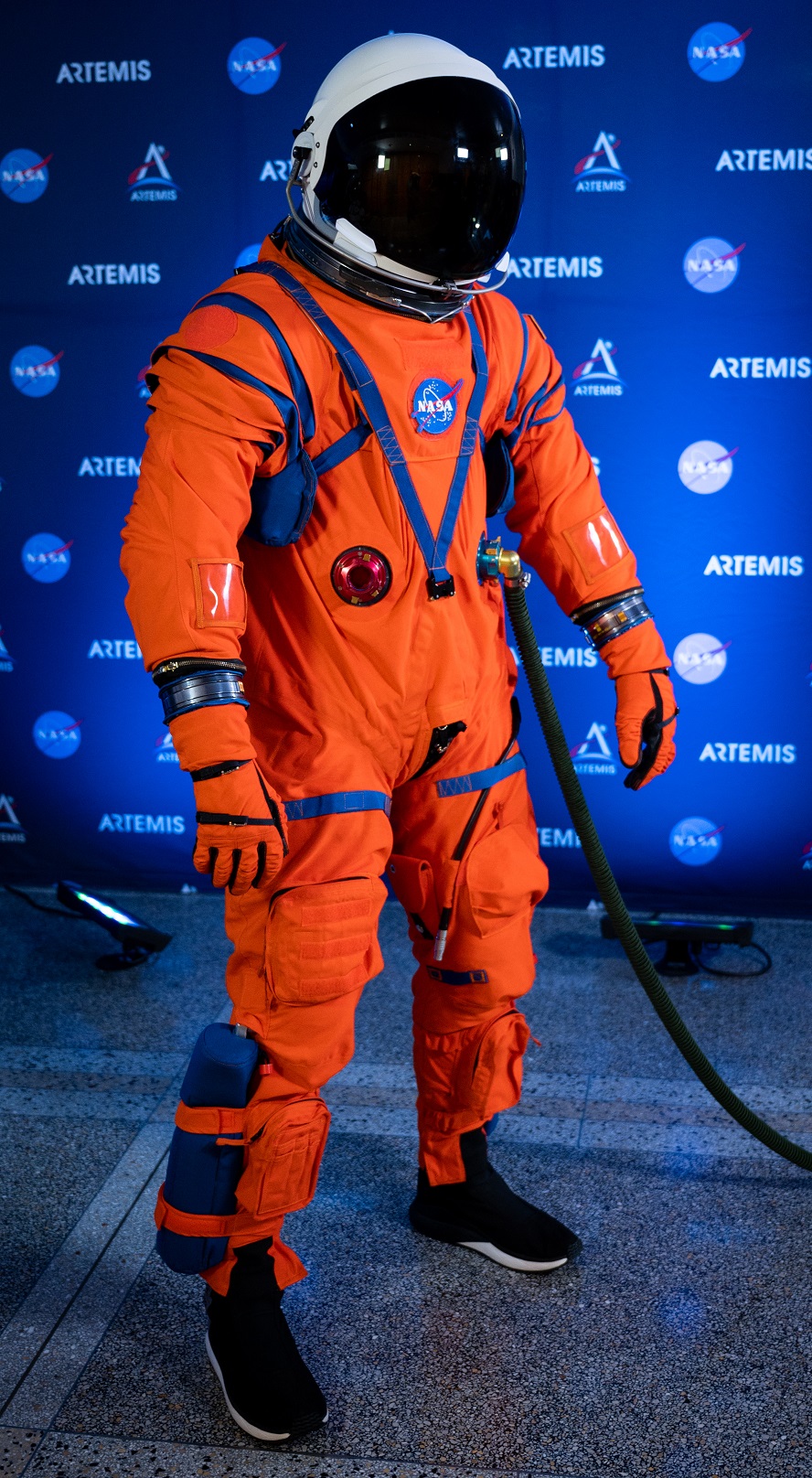 #Video NASA presenta trajes espaciales para misión lunar Artemis - traje-orion