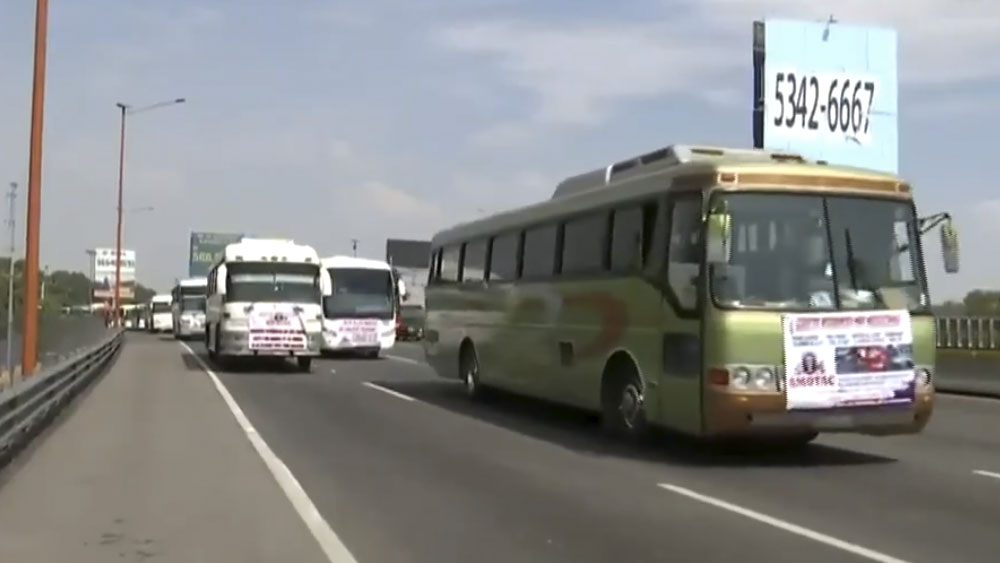 Caravana de transportistas avanza sobre Eje 1 Poniente; busca llegar a la Segob