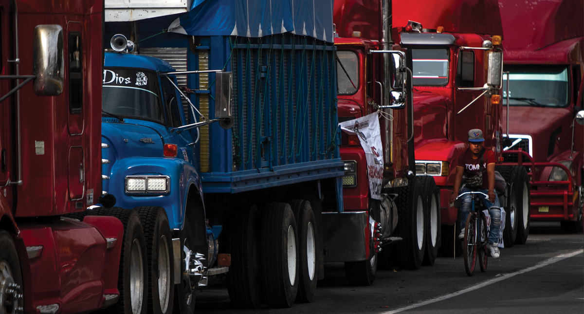 López Obrador pide a transportistas no afectar a terceros con protestas