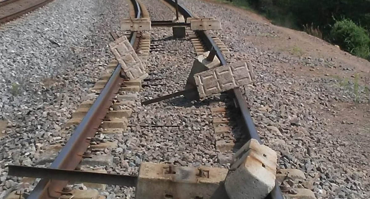 Normalistas bloquean este martes vías del tren en Michoacán Normalistas bloquean este martes vías del tren en Michoacán