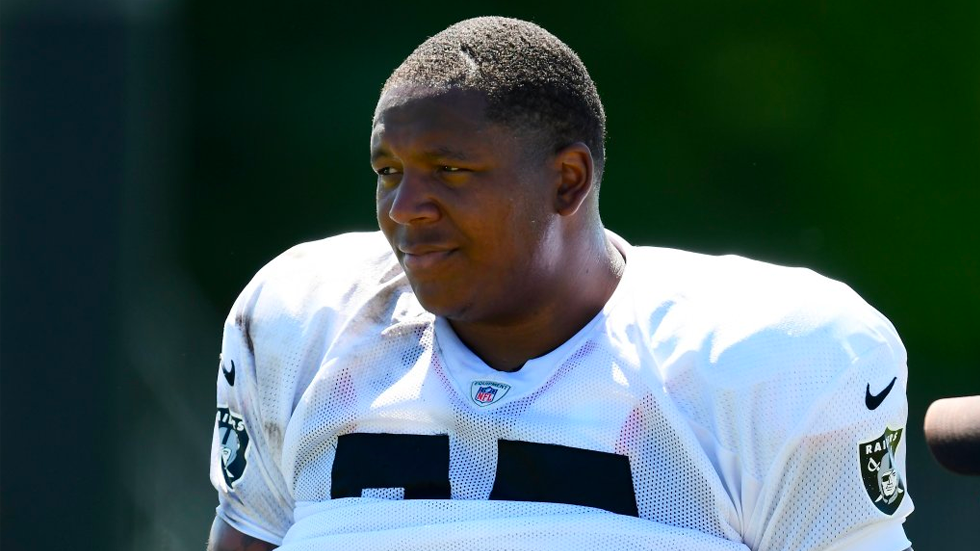 Demandan a Trent Brown, tackle de los Raiders, por presunta violencia doméstica