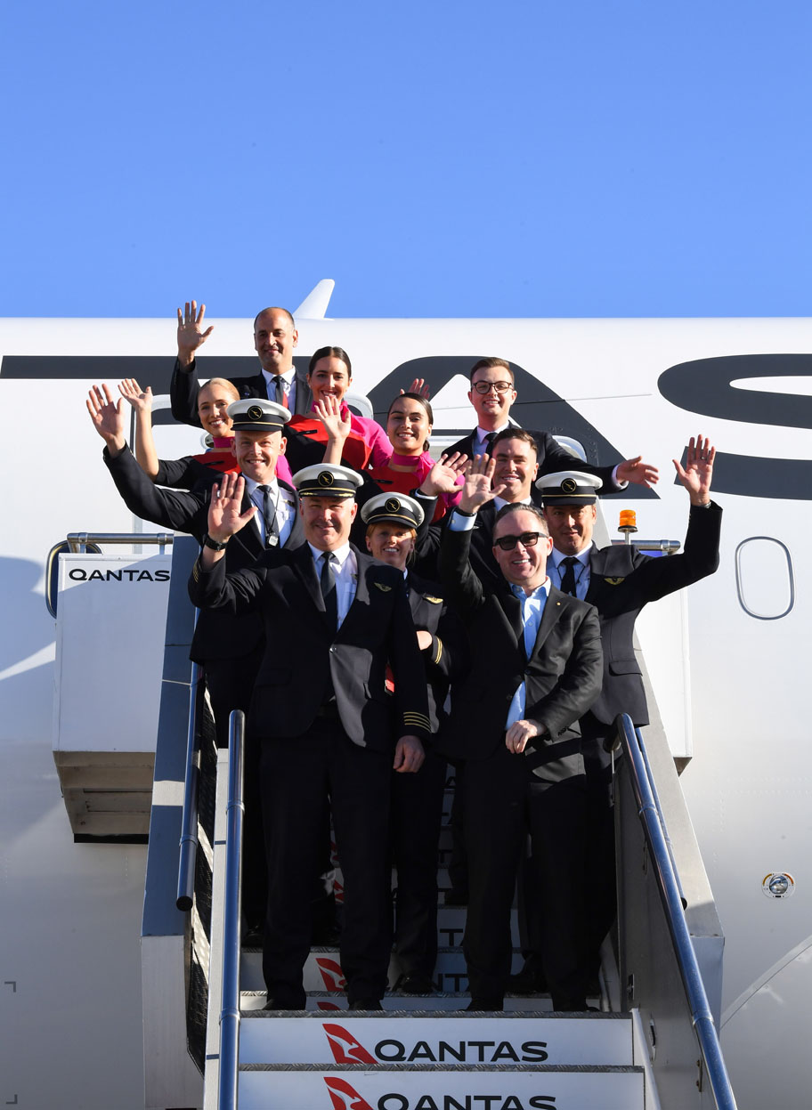 Aerolínea australiana realiza el vuelo comercial más largo del mundo - tripulacion-de-la-aerolinea-australiana-qantas