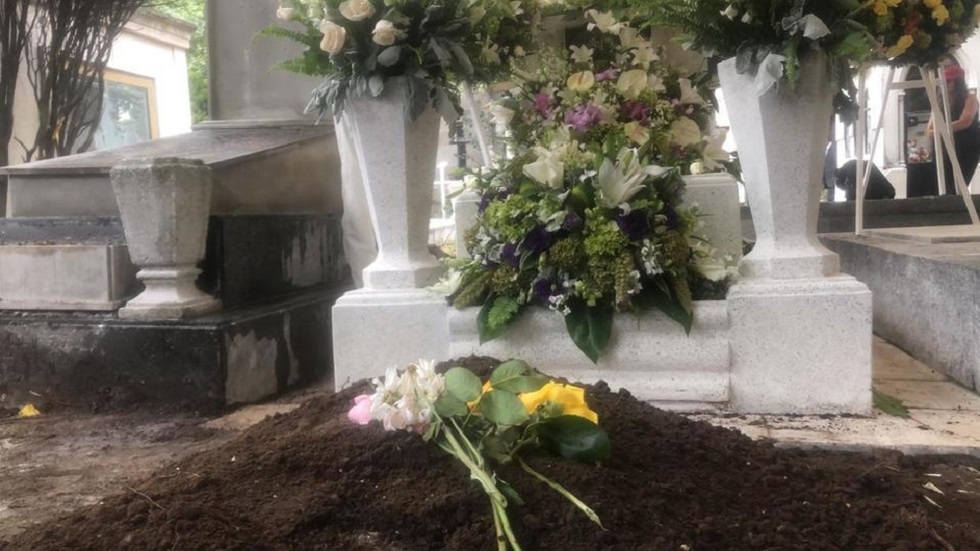 Fans visitan a José José en el Panteón Francés