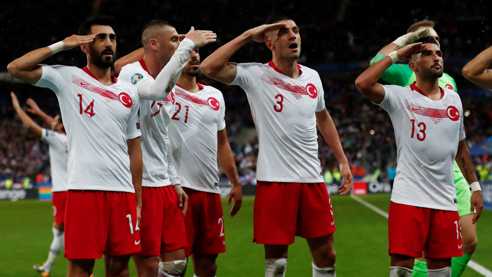 Jugadores de Turquía vuelven a hacer polémico saludo militar